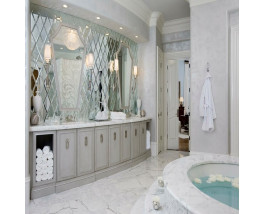 Зеркальное панно для ванной комнаты в классическом стиле